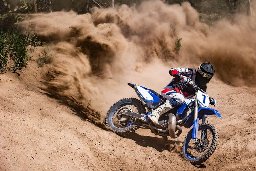 MOTO DE TRILHA NA PISTA DE MOTOCROSS 2017 😱😎🏁 