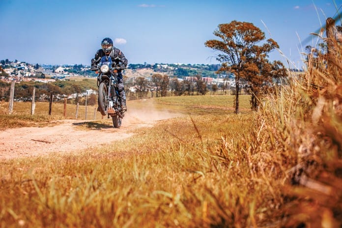 motociclista viajando o brasil de himalayan